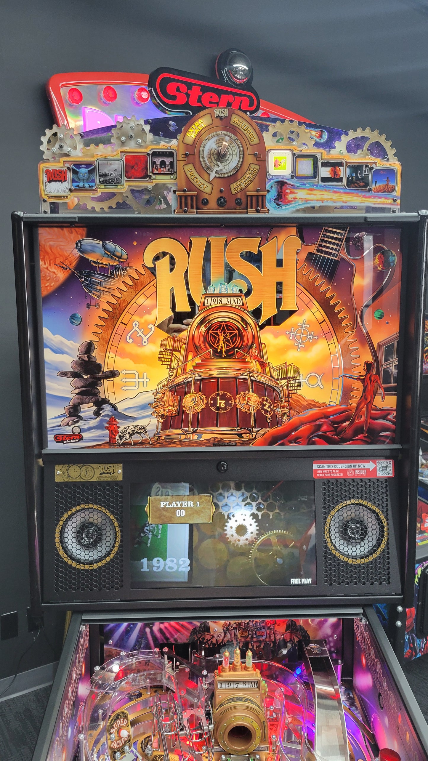 Rush LE Pinball with Stern Official Topper HUO