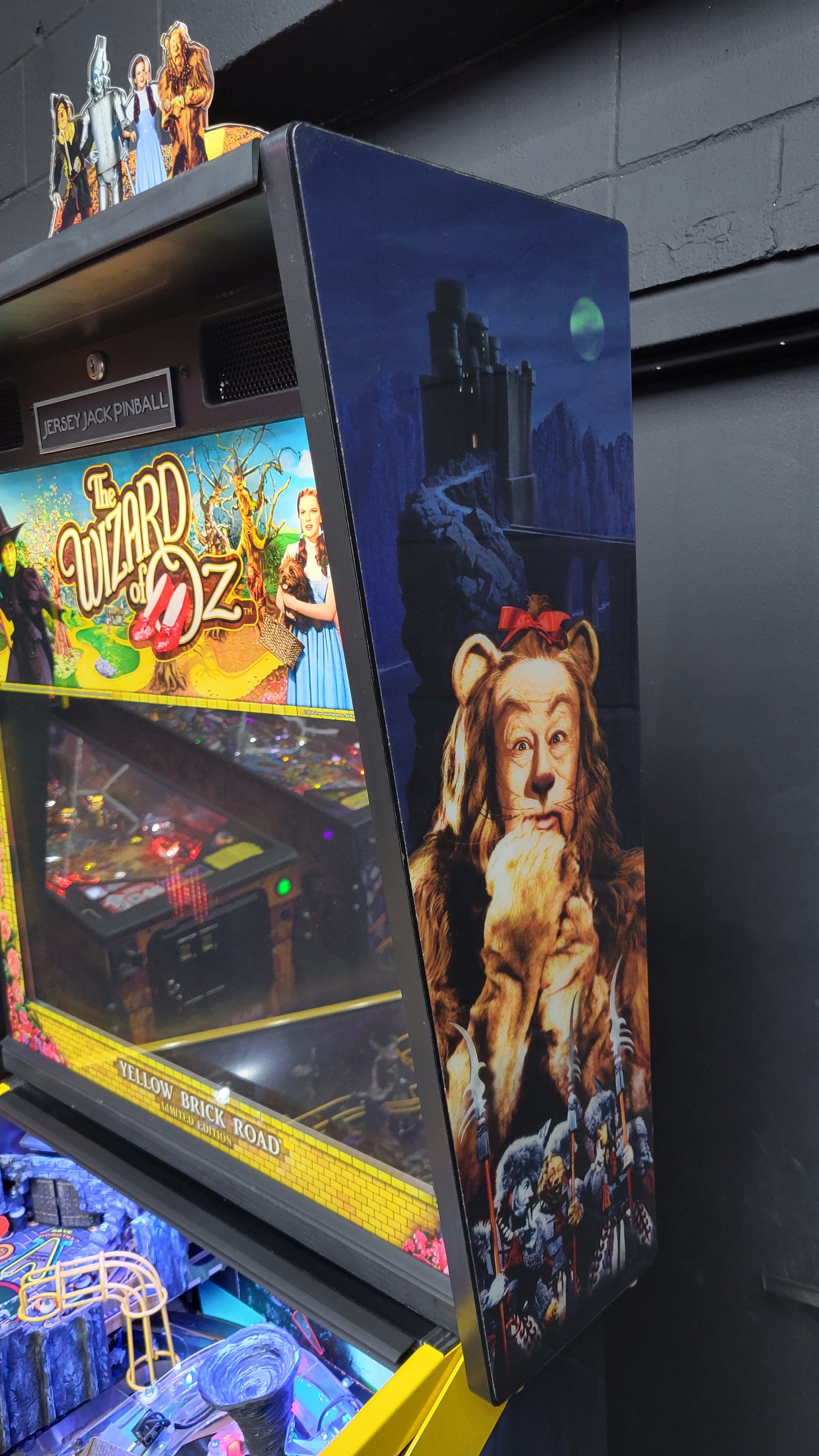Wizard Of Oz Yellow Brick Road Edition HUO by Jersey Jack Pinball