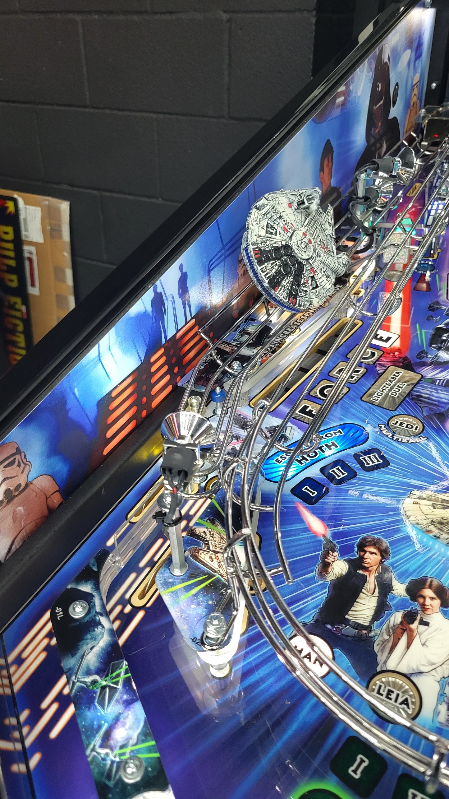 Star Wars LE Pinball with Official R2D2 Stern Topper