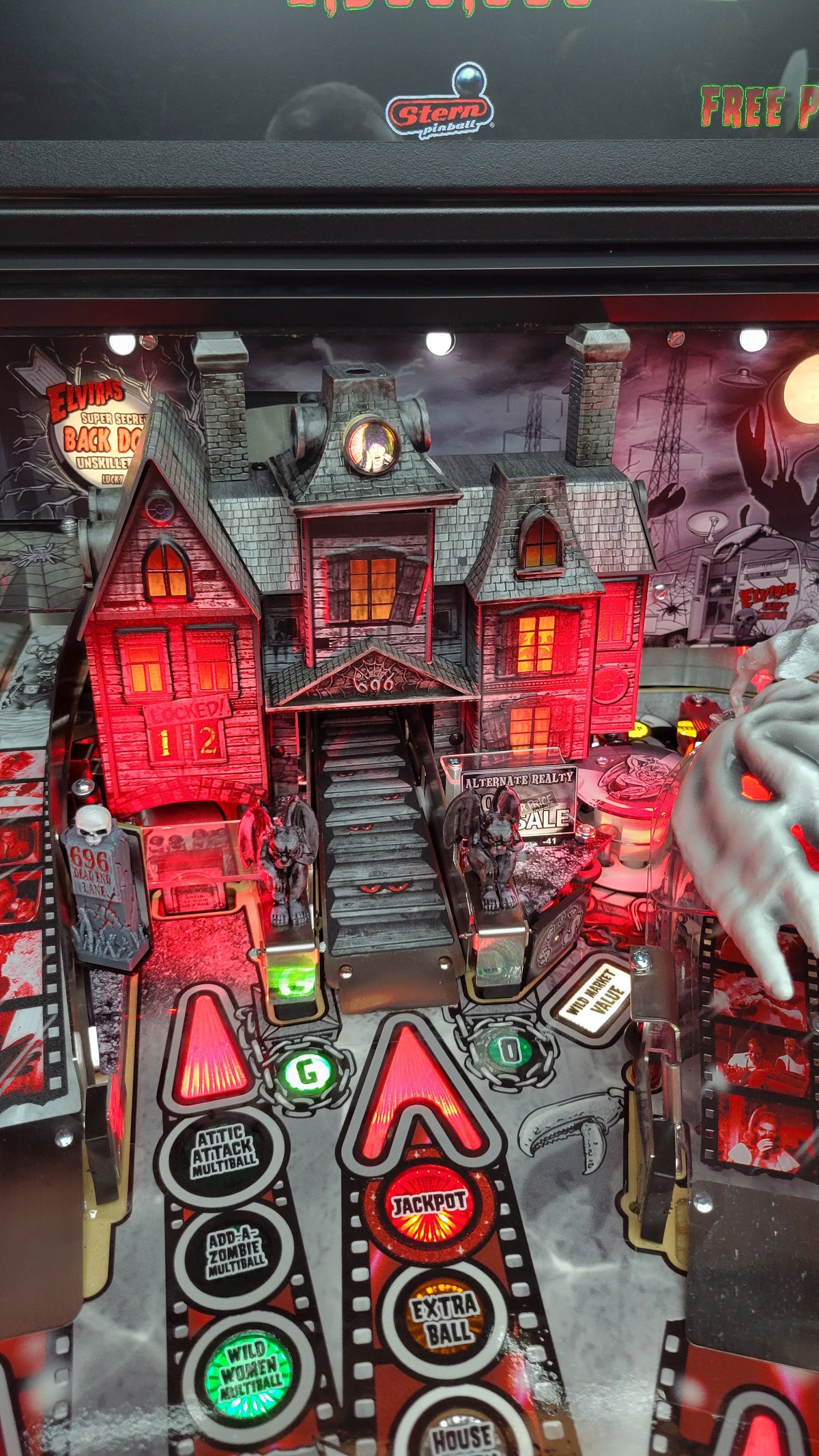 Elvira’s House of Horrors: Blood Red Kiss Edition