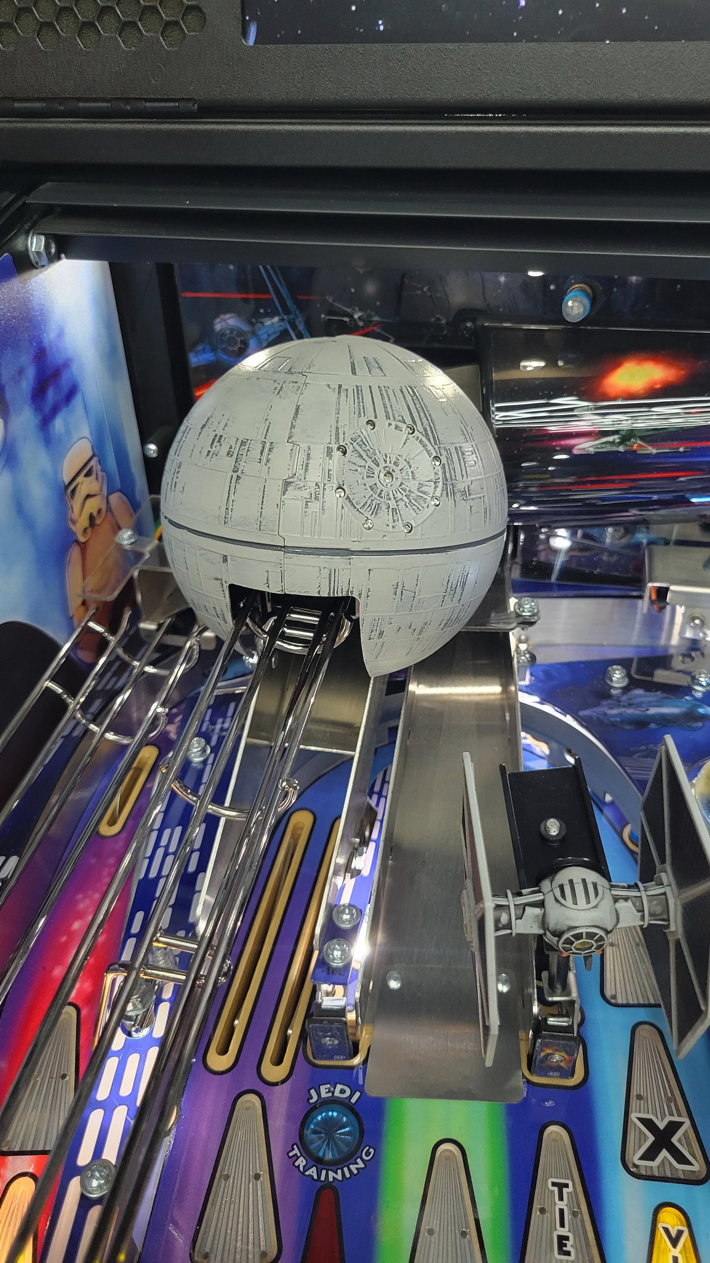 Star Wars LE Pinball with Official R2D2 Stern Topper