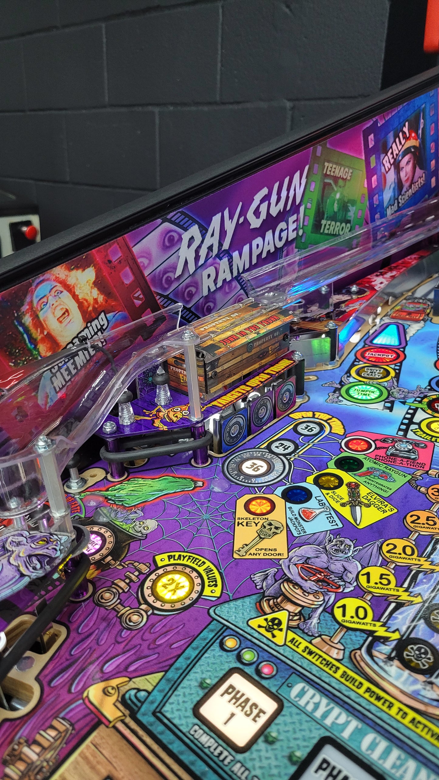 Elvira House of Horrors Premium Pinball HUO