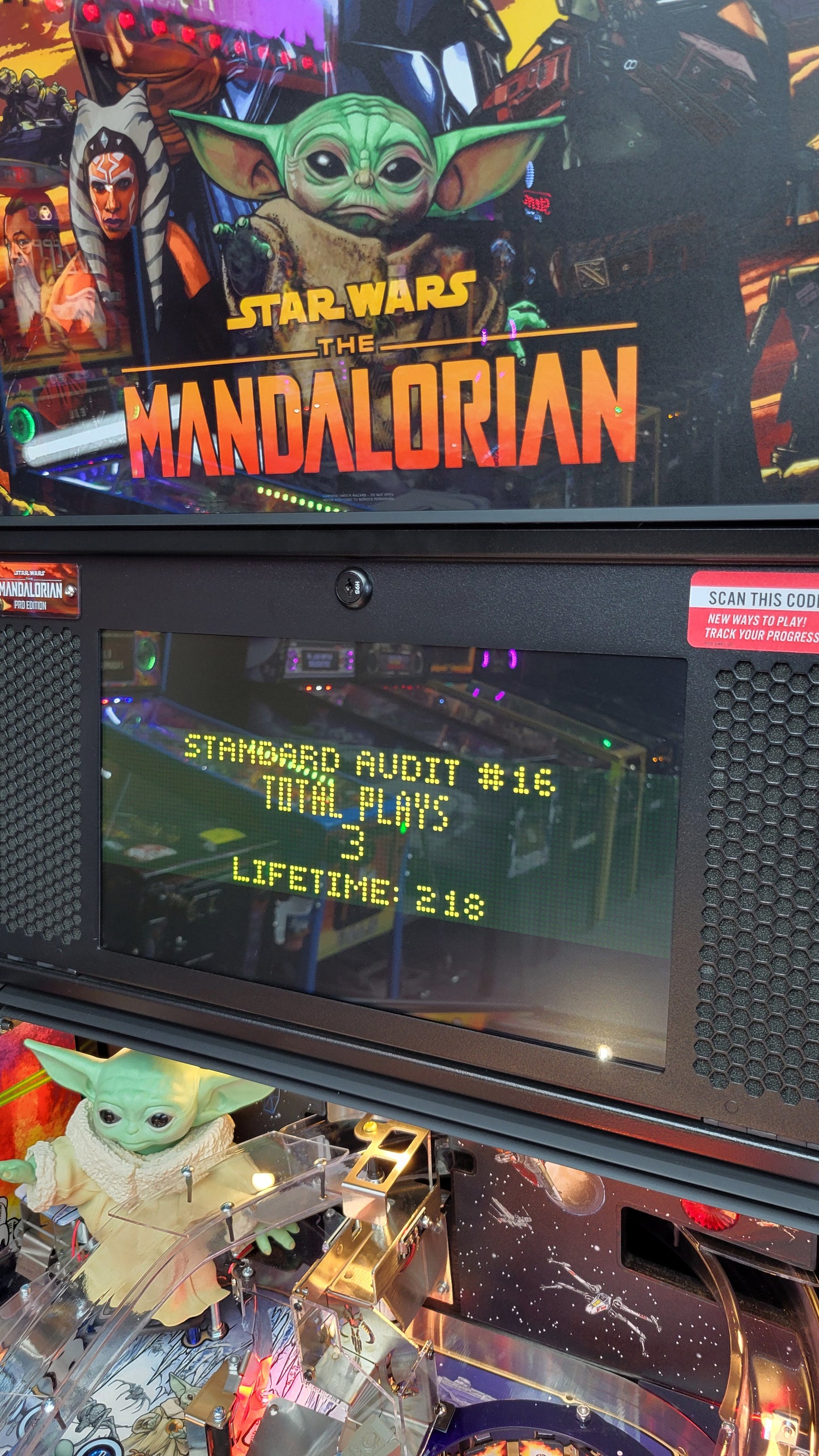 Stern Mandalorian Pro Pinball with Topper