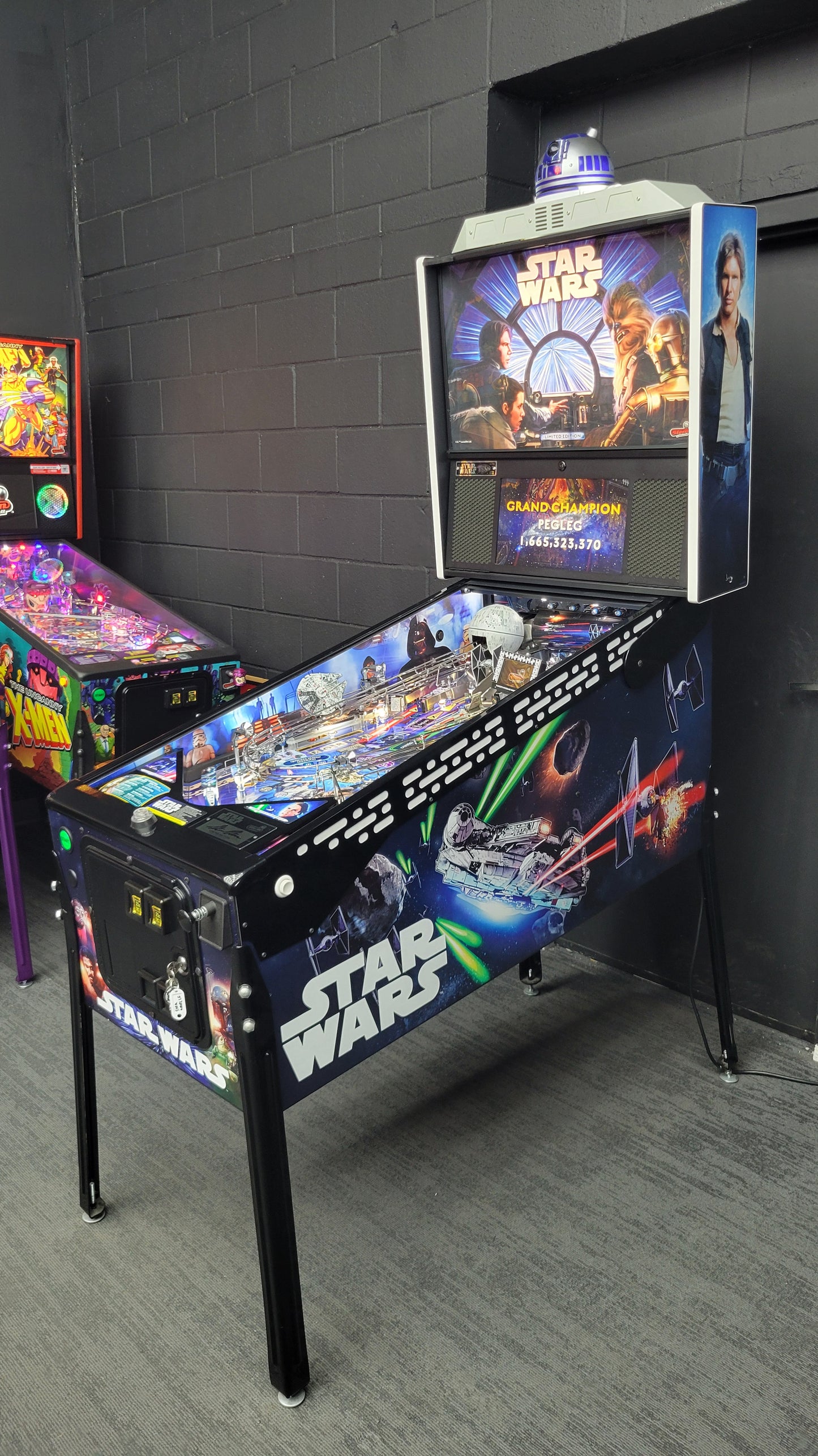 Star Wars LE Pinball with Official R2D2 Stern Topper
